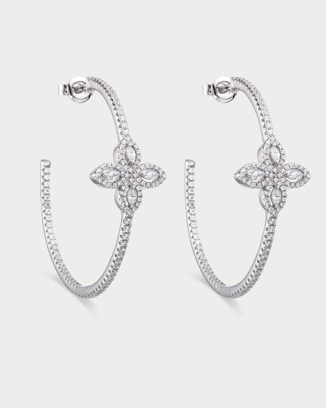 Boucles d’oreilles « Créoles Fleur de Vie ‑ Blanc » en argent 925 rhodié, motif floral formé de quatre zirconiums taille marquise, diamètre 4 cm, finition polie brillante.