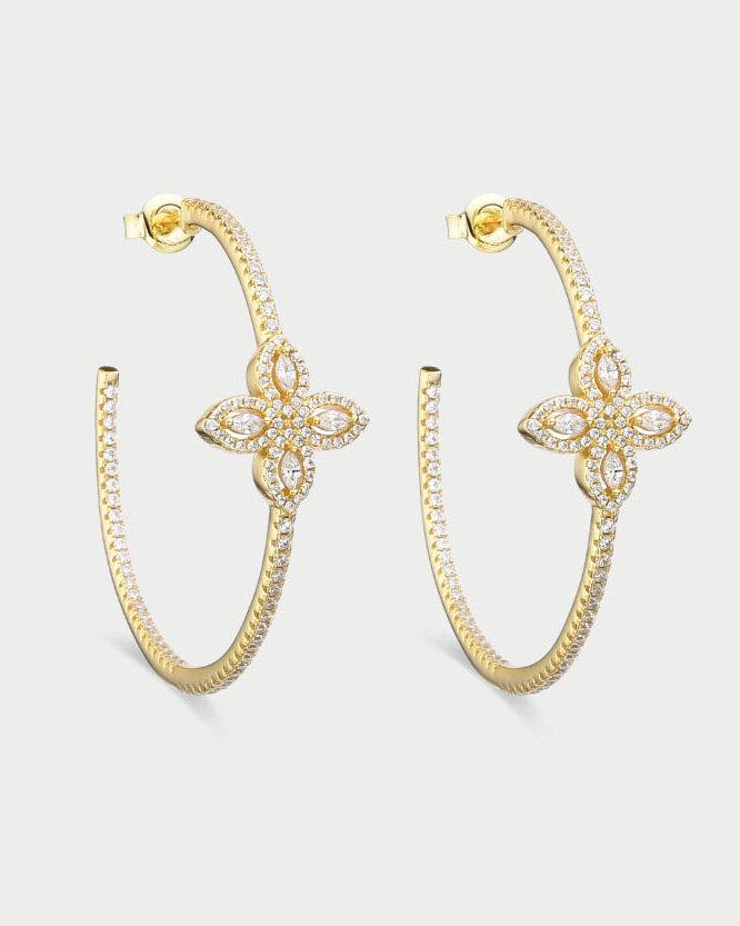 Boucles d’oreilles « Créoles Fleur de Vie » en argent 925 doré à l’or 18 carats, motif floral composé de quatre zirconiums taille marquise, diamètre approximatif 4 cm, finition polie brillante.
