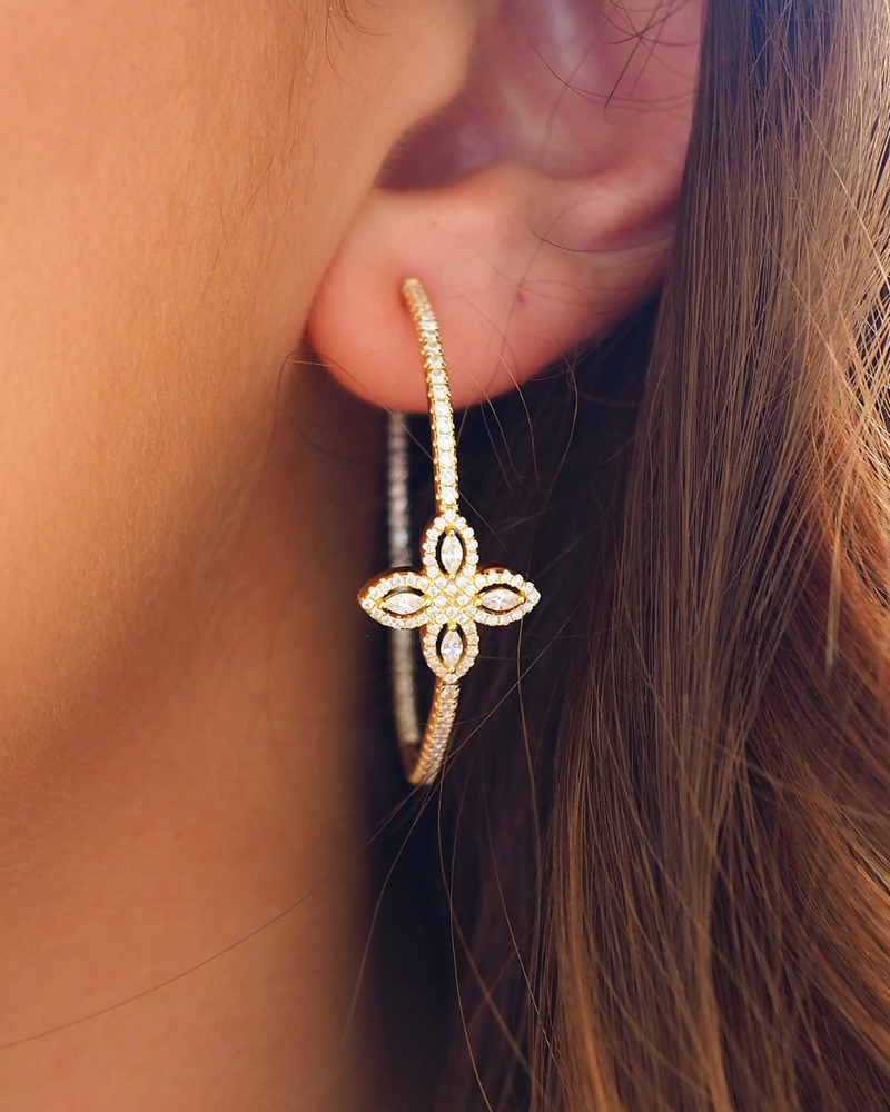 Boucles d’oreilles « Créoles Fleur de Vie » en argent 925 doré à l’or 18 carats, motif floral composé de quatre zirconiums taille marquise, diamètre approximatif 4 cm, finition polie brillante.