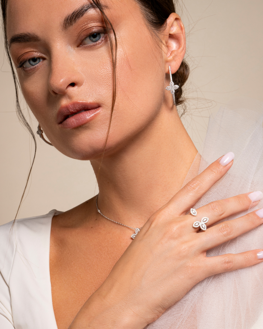 Boucles d’oreilles « Créoles Fleur de Vie ‑ Blanc » en argent 925 rhodié, motif floral formé de quatre zirconiums taille marquise, diamètre 4 cm, finition polie brillante.