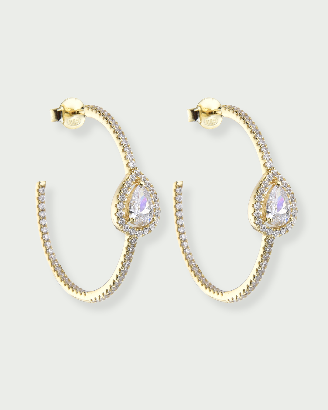 Boucles d’oreilles « Créoles Gala » en argent 925 doré à l’or jaune 18 carats, créoles stylisées au design élégant, zirconiums blancs sertis, finition polie brillante.