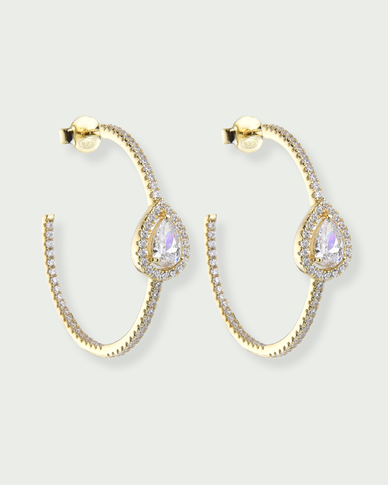 Boucles d’oreilles « Créoles Gala » en argent 925 doré à l’or jaune 18 carats, créoles stylisées au design élégant, zirconiums blancs sertis, finition polie brillante.