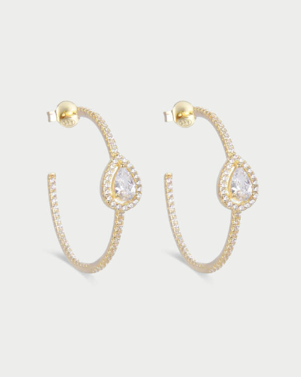 Boucles d’oreilles « Créoles Gala » en argent 925 doré à l’or jaune 18 carats, créoles stylisées au design élégant, zirconiums blancs sertis, finition polie brillante.