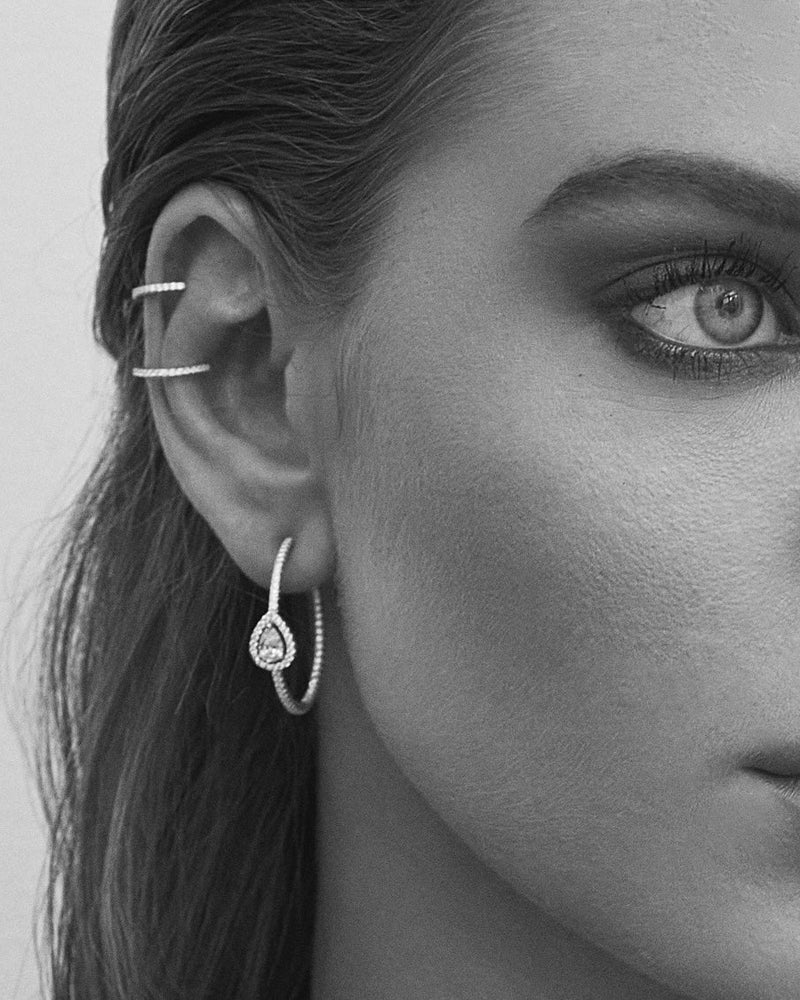 Boucles d’oreilles « Créoles Gala » en argent 925 doré à l’or jaune 18 carats, créoles stylisées au design élégant, zirconiums blancs sertis, finition polie brillante.