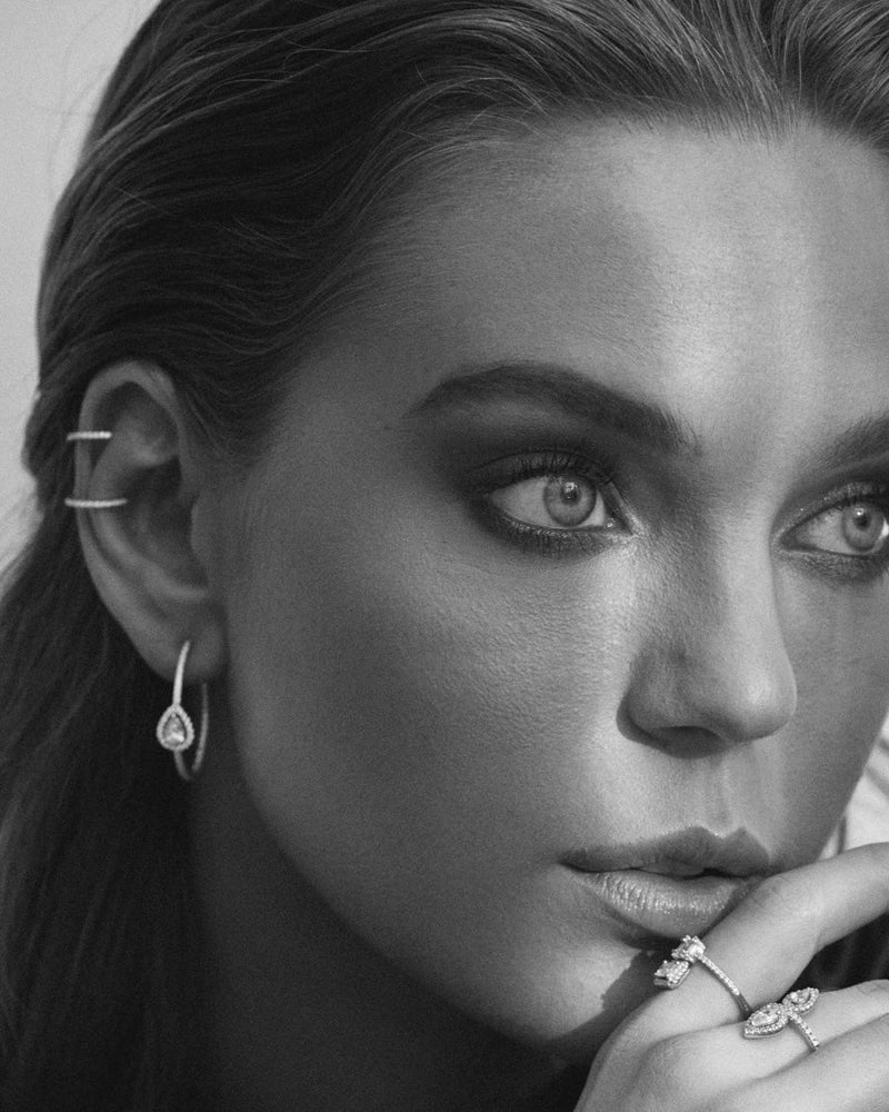 Boucles d’oreilles « Créoles Gala » en argent 925 doré à l’or jaune 18 carats, créoles stylisées au design élégant, zirconiums blancs sertis, finition polie brillante.