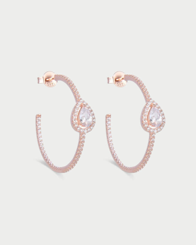 Boucles d’oreilles « Créoles Gala » en argent 925 doré à l’or rose 18 carats, créoles stylisées ornées d’un pavage délicat de zirconiums, finition polie brillante.