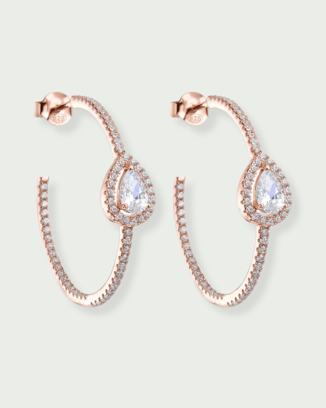 Boucles d’oreilles « Créoles Gala » en argent 925 doré à l’or rose 18 carats, créoles stylisées ornées d’un pavage délicat de zirconiums, finition polie brillante.