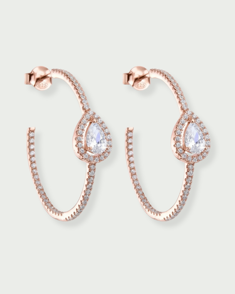 Boucles d’oreilles « Créoles Gala » en argent 925 doré à l’or rose 18 carats, créoles stylisées ornées d’un pavage délicat de zirconiums, finition polie brillante.