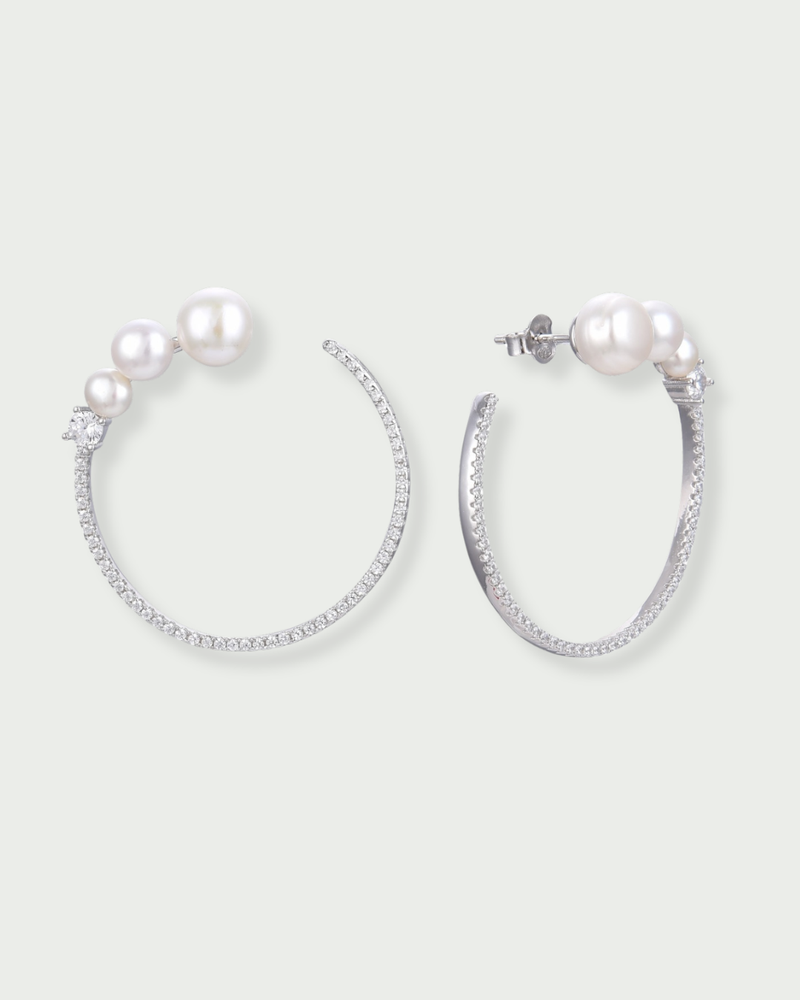 Créoles Perle – Blanc en argent 925 rhodié, créoles délicates ornées de perles lumineuses, finition polie brillante résistante à l’oxydation, fermoir sécurisé, élégance pure et intemporelle.
