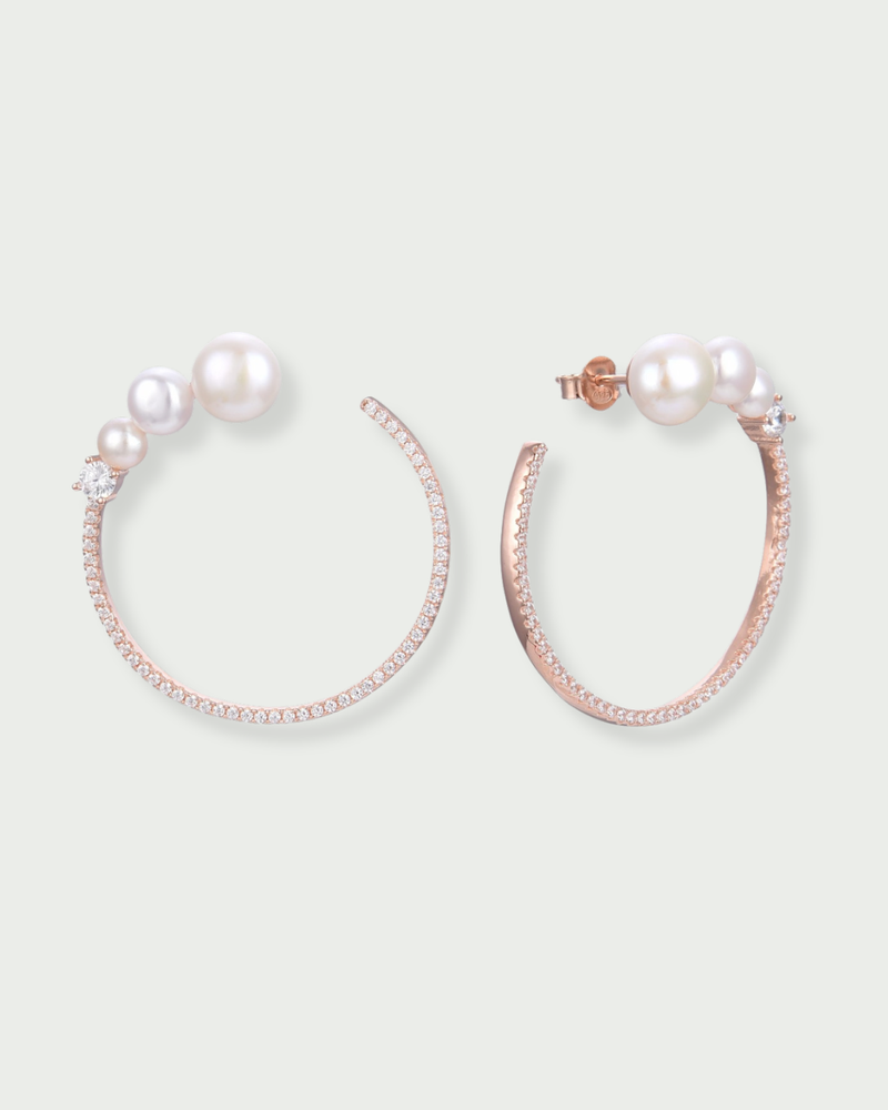 Créoles Perle – Rose en argent 925 doré à l’or rose 18 carats, créoles délicates ornées de perles lumineuses, finition brillante résistante à l’oxydation, fermoir sécurisé, élégance douce et intemporelle.