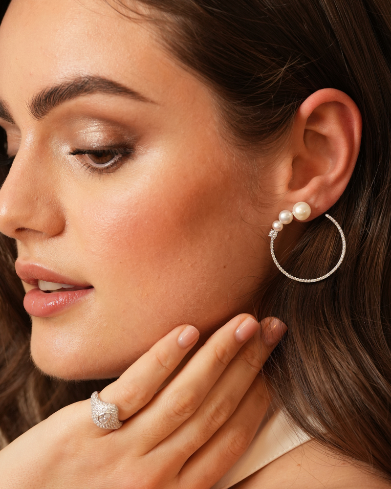 Créoles Perle – Blanc en argent 925 rhodié, créoles délicates ornées de perles lumineuses, finition polie brillante résistante à l’oxydation, fermoir sécurisé, élégance pure et intemporelle.
