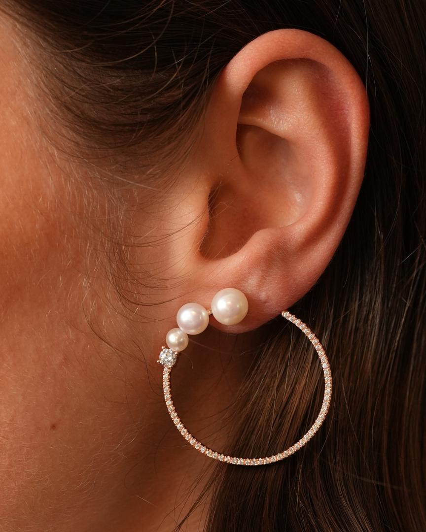 Créoles Perle – Rose en argent 925 doré à l’or rose 18 carats, créoles délicates ornées de perles lumineuses, finition brillante résistante à l’oxydation, fermoir sécurisé, élégance douce et intemporelle.
