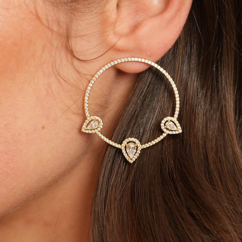 Paire de créoles Trio Infini Poire en argent 925 rhodié, ornées de trois pierres en zirconium blanc taille poire avec pavage scintillant, boucles d’oreilles élégantes et raffinées pour un look sophistiqué.