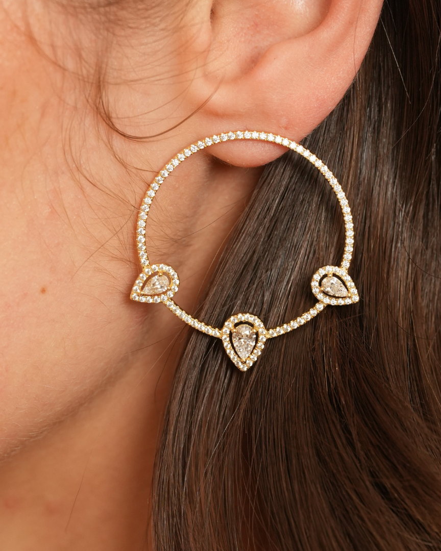 Paire de créoles Trio Infini Poire en argent 925 rhodié, ornées de trois pierres en zirconium blanc taille poire avec pavage scintillant, boucles d’oreilles élégantes et raffinées pour un look sophistiqué.