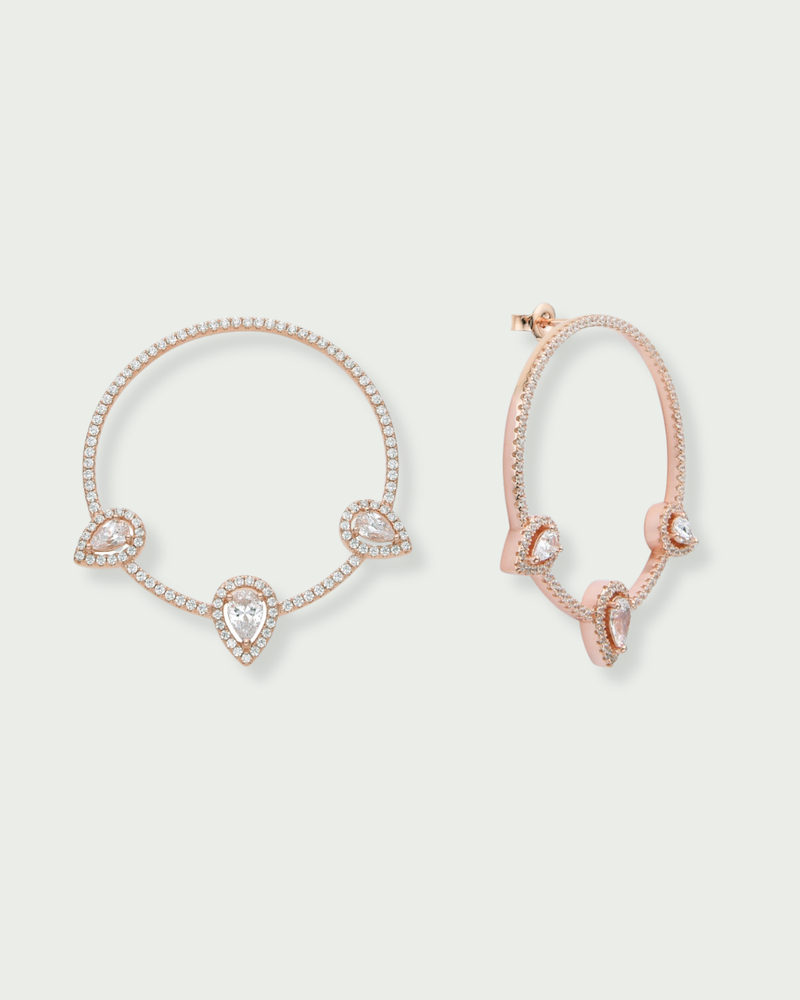Créoles Trio Infini Poire en argent 925 doré à l’or rose 18 carats, ornées de trois zirconiums en forme de poire et d’un pavage de zirconiums scintillants.