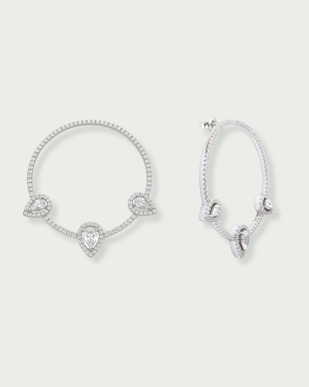 Créoles Trio Infini Poire blanches en argent 925, ornées de trois zirconiums en forme de poire et d’un pavage de zirconiums scintillants.