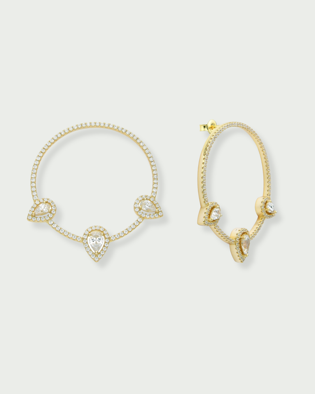 Créoles Trio Infini Poire en argent 925 doré à l’or jaune 18 carats, ornées de trois zirconiums en forme de poire et d’un pavage de zirconiums scintillants.