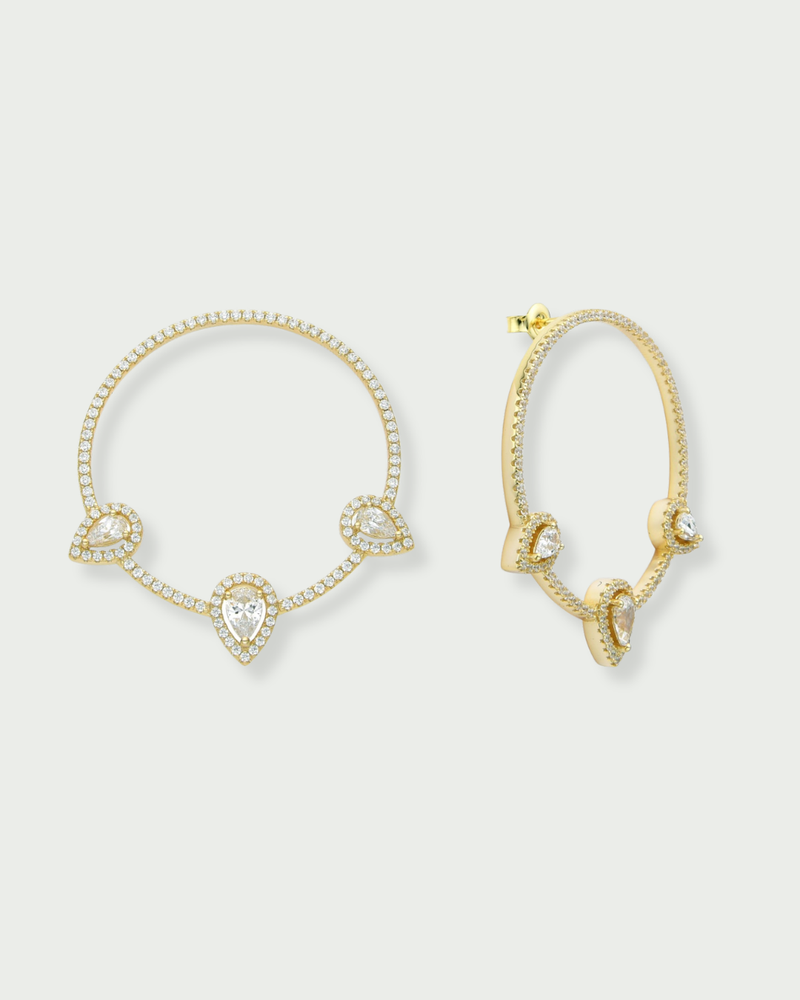 Créoles Trio Infini Poire en argent 925 doré à l’or jaune 18 carats, ornées de trois zirconiums en forme de poire et d’un pavage de zirconiums scintillants.