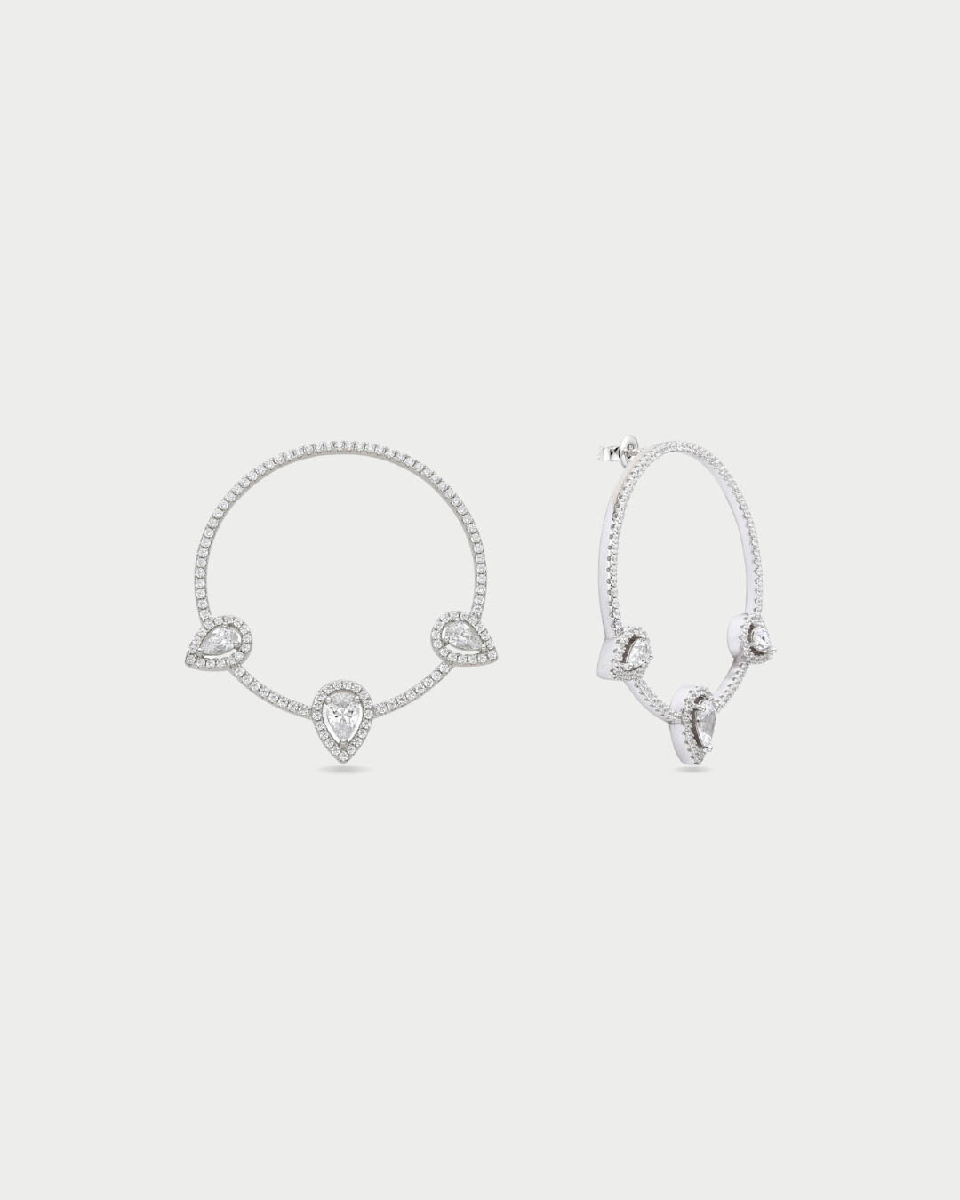 Paire de créoles Trio Infini Poire en argent 925 rhodié, ornées de trois pierres en zirconium blanc taille poire avec pavage scintillant, boucles d’oreilles élégantes et raffinées pour un look sophistiqué.