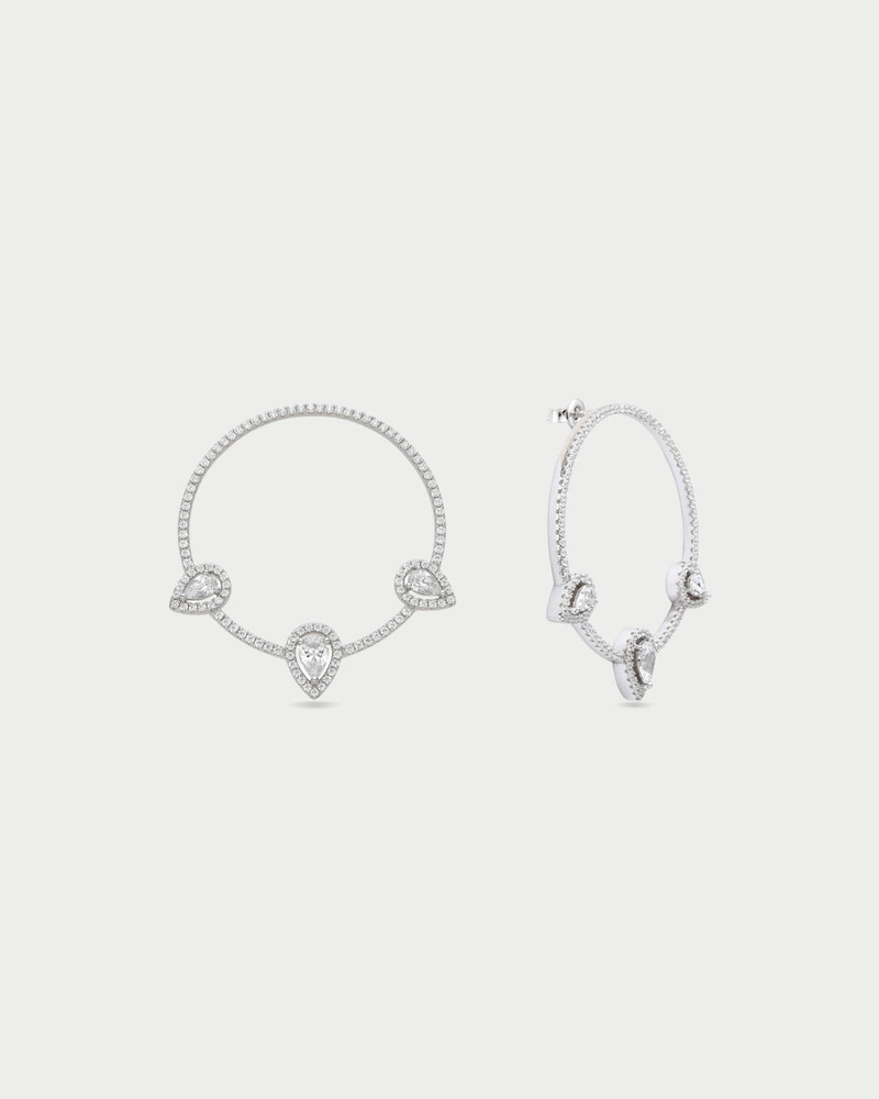 Paire de créoles Trio Infini Poire en argent 925 rhodié, ornées de trois pierres en zirconium blanc taille poire avec pavage scintillant, boucles d’oreilles élégantes et raffinées pour un look sophistiqué.