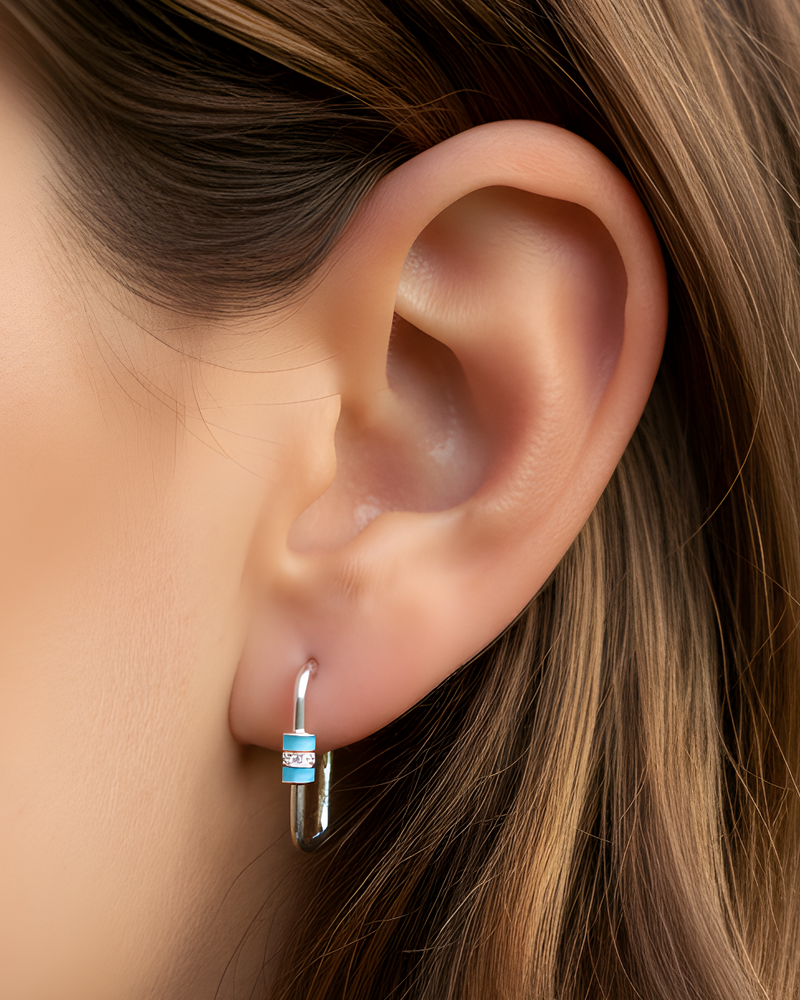 Boucles « Ancrage » en argent 925 rhodié, mousquetons géométriques rehaussés d’un fermoir en émail coloré, polissage haute brillance.