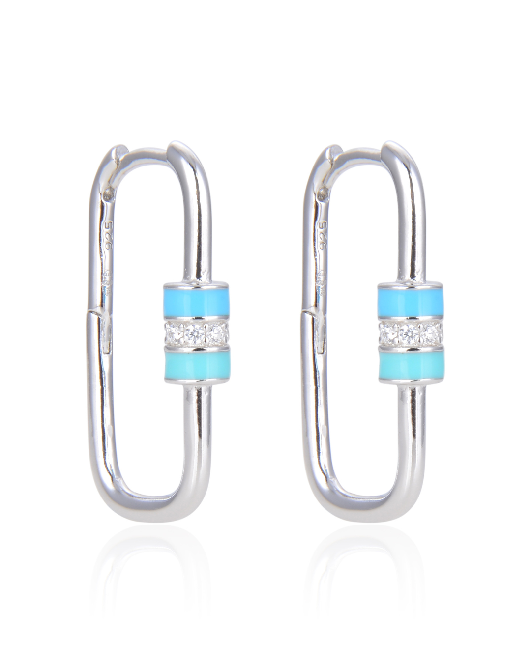 Boucles « Ancrage » en argent 925 rhodié, mousquetons géométriques rehaussés d’un fermoir en émail coloré, polissage haute brillance.