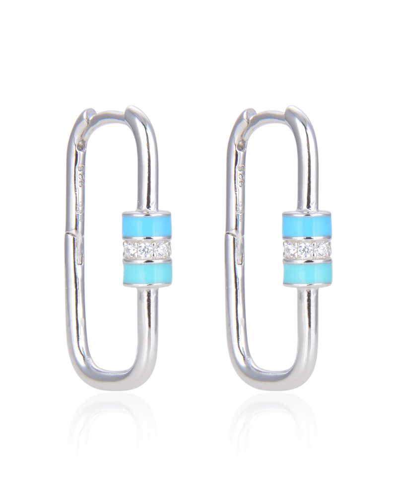 Boucles « Ancrage » en argent 925 rhodié, mousquetons géométriques rehaussés d’un fermoir en émail coloré, polissage haute brillance.