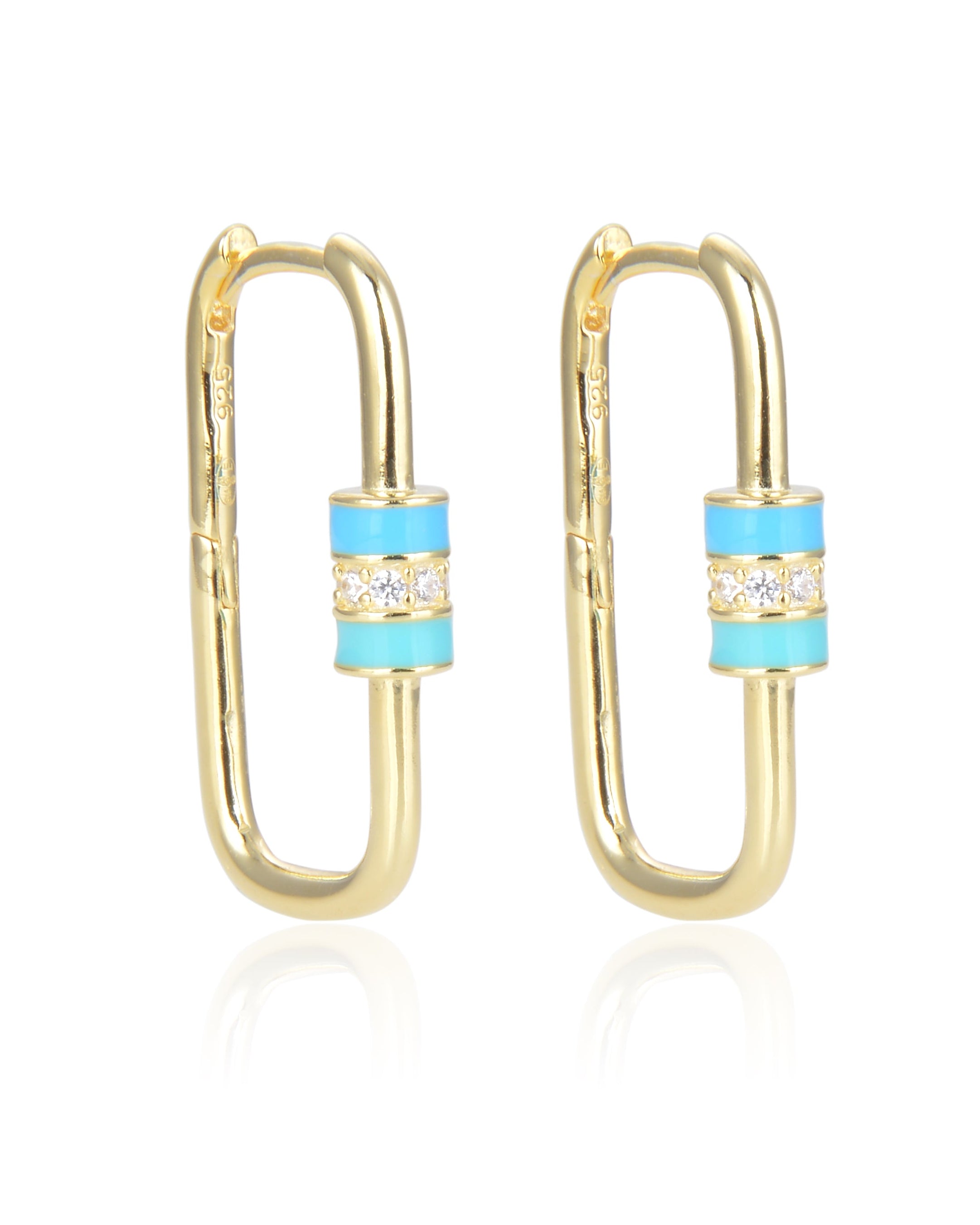 Boucles « Ancrage » en argent 925 doré jaune, mousquetons géométriques rehaussés d’un fermoir en émail coloré, polissage haute brillance.