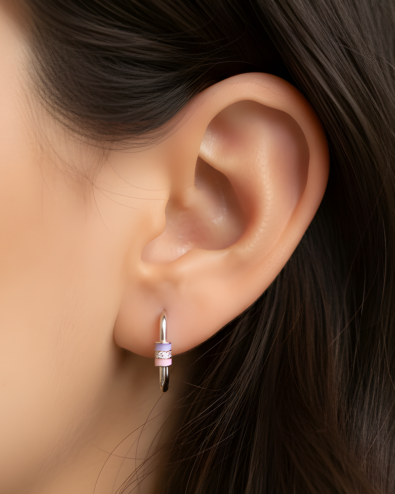 Boucles « Ancrage » en argent 925 doré rose, mousquetons géométriques rehaussés d’un fermoir en émail coloré, polissage haute brillance.