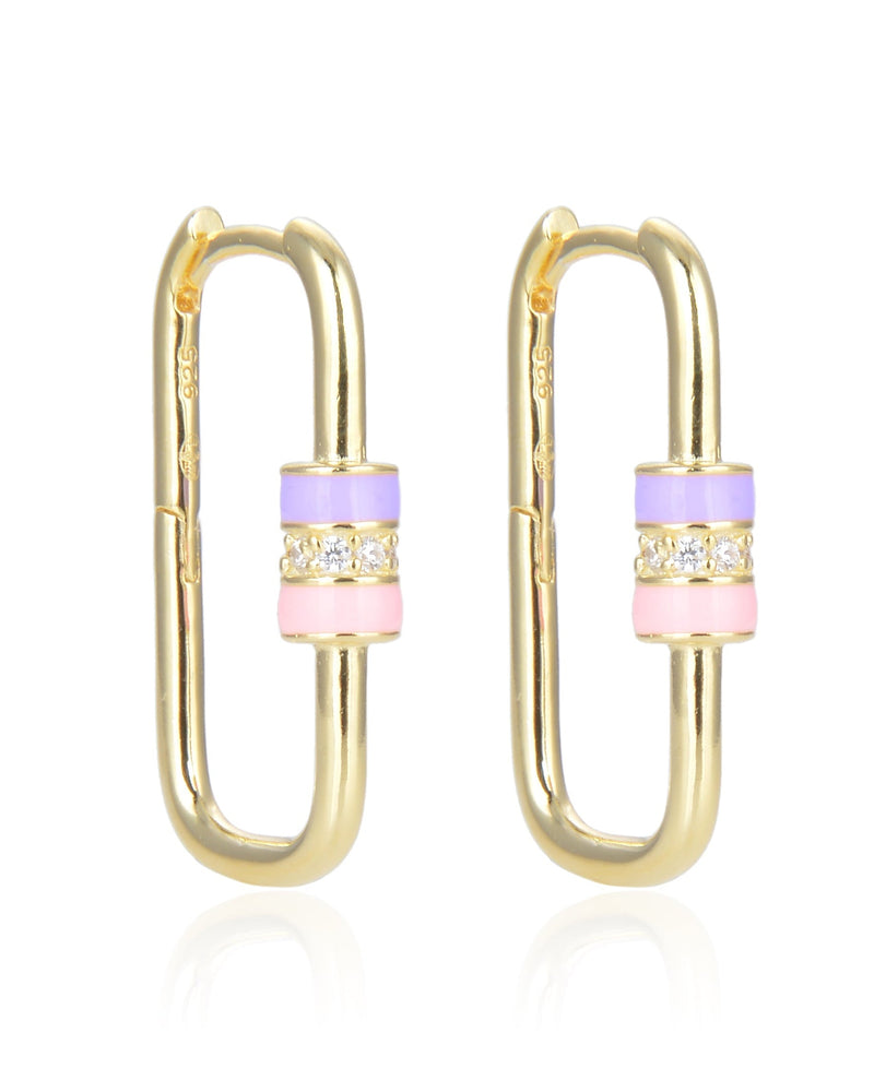 Boucles « Ancrage » en argent 925 doré jaune, mousquetons géométriques rehaussés d’un fermoir en émail coloré, polissage haute brillance.