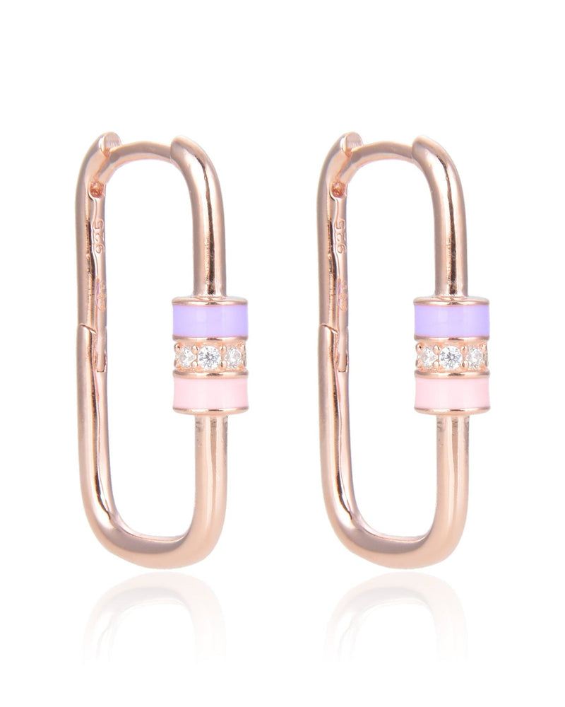 Boucles « Ancrage » en argent 925 doré rose, mousquetons géométriques rehaussés d’un fermoir en émail coloré, polissage haute brillance.
