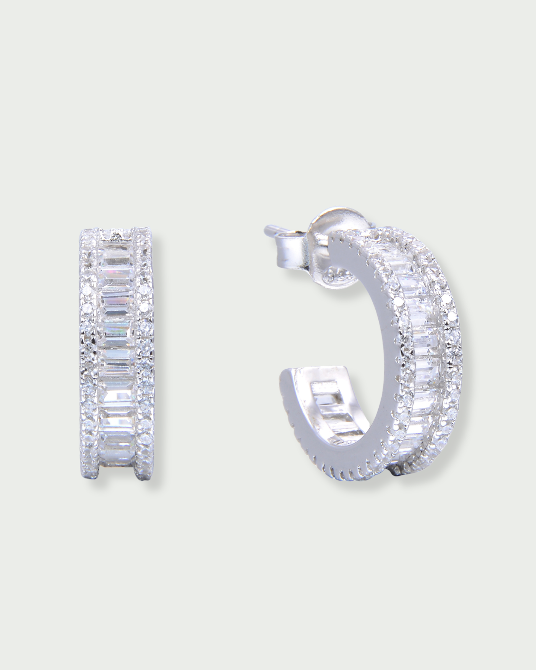 Créoles en argent 925 rhodié avec zirconiums baguette et pavage brillant. 