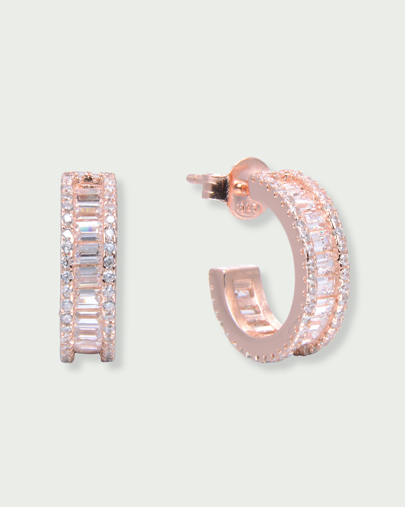 Créoles en argent 925 doré à l'or rose avec zirconiums baguette et pavage brillant. 