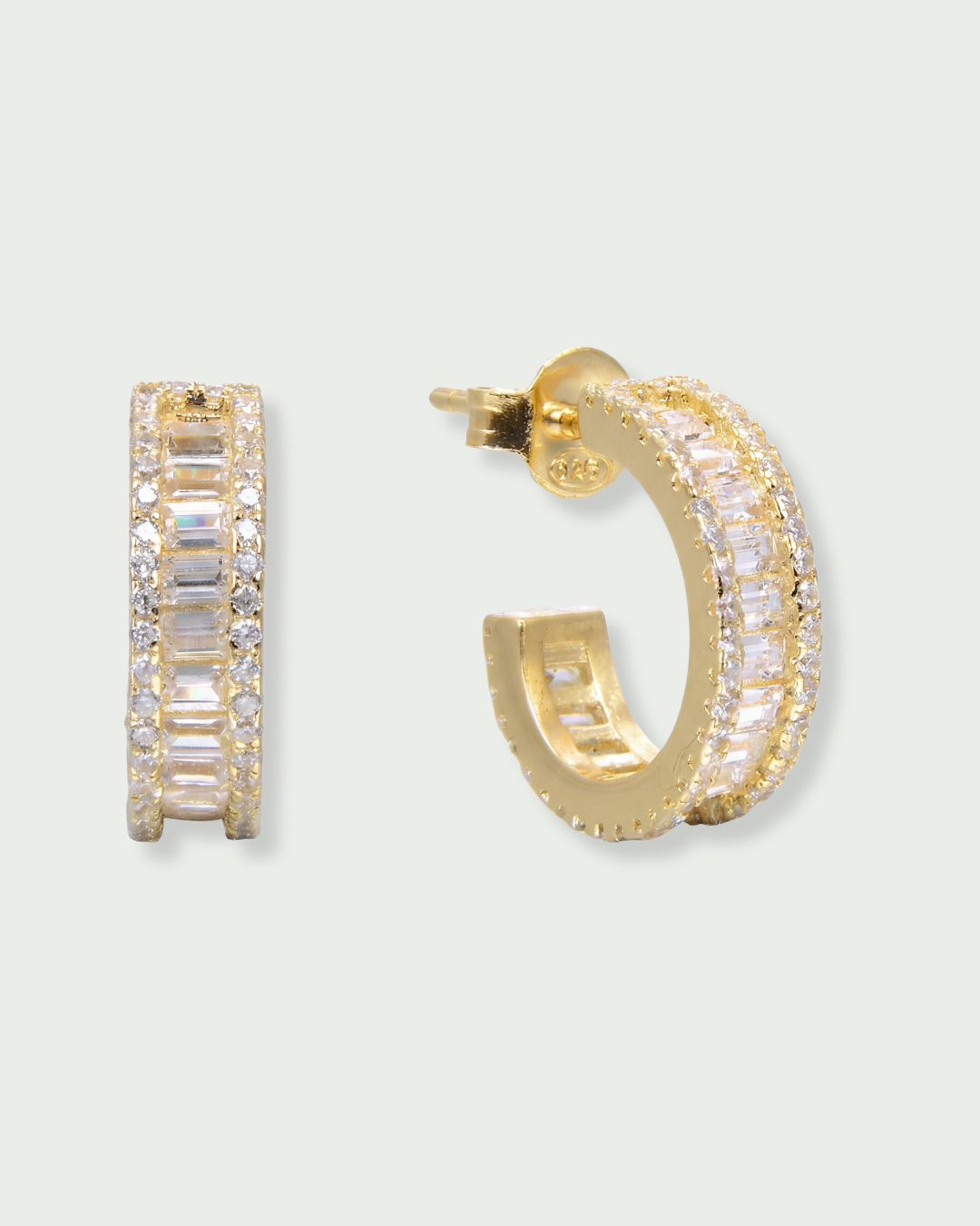 Créoles en argent 925 doré avec zirconiums baguette et pavage brillant. 