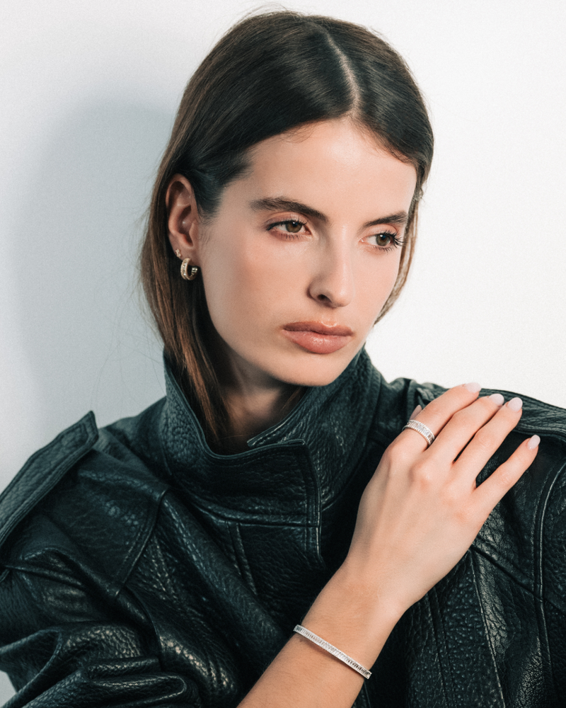 Créoles en argent 925 rhodié avec zirconiums baguette et pavage brillant.