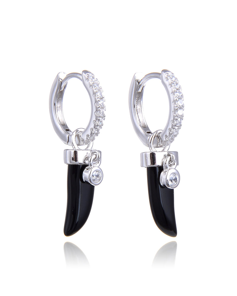 Boucles d’oreilles en argent 925 rhodié, créoles serties avec pendentif corne en onyx, polissage haute brillance.