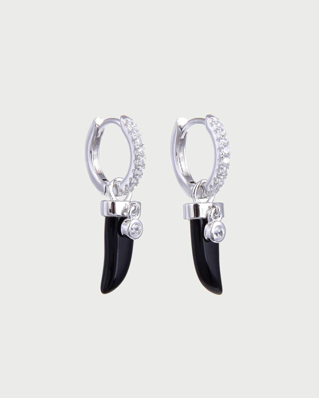 Boucles d’oreilles en argent 925 rhodié, créoles serties avec pendentif corne en onyx, polissage haute brillance.