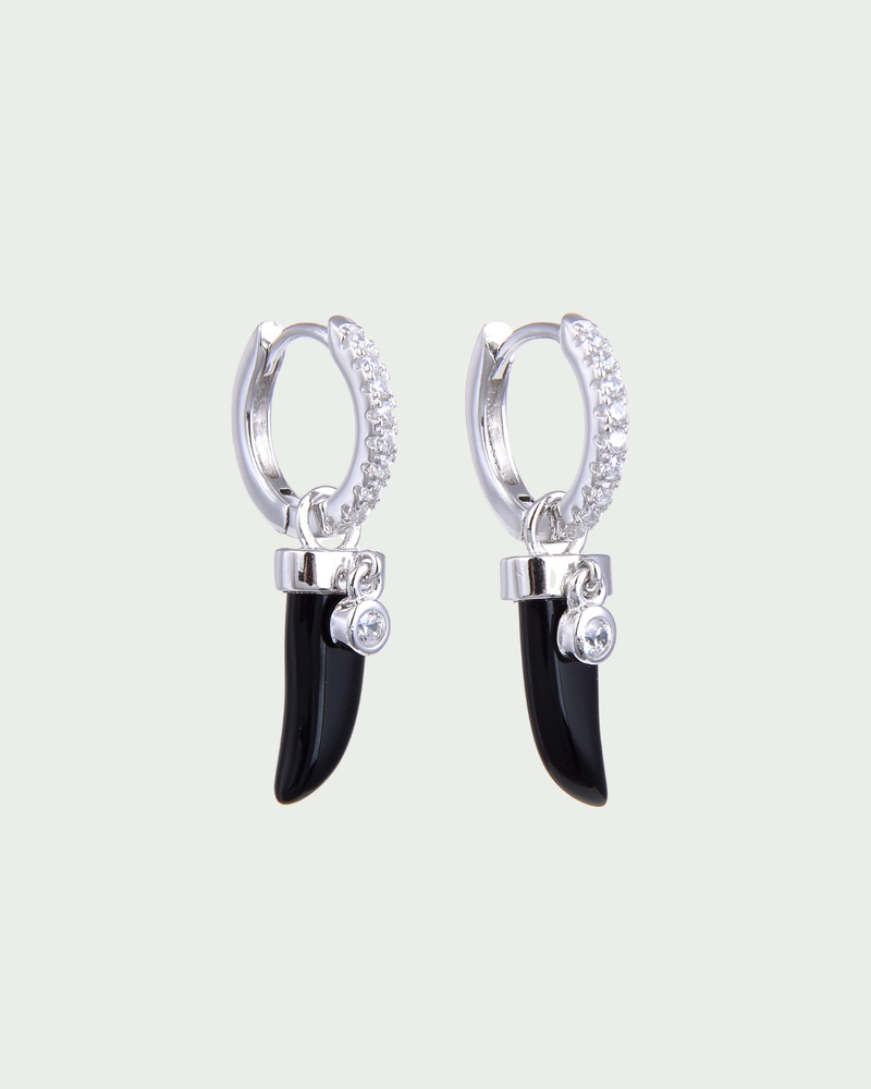 Boucles d’oreilles en argent 925 rhodié, créoles serties avec pendentif corne en onyx, polissage haute brillance.