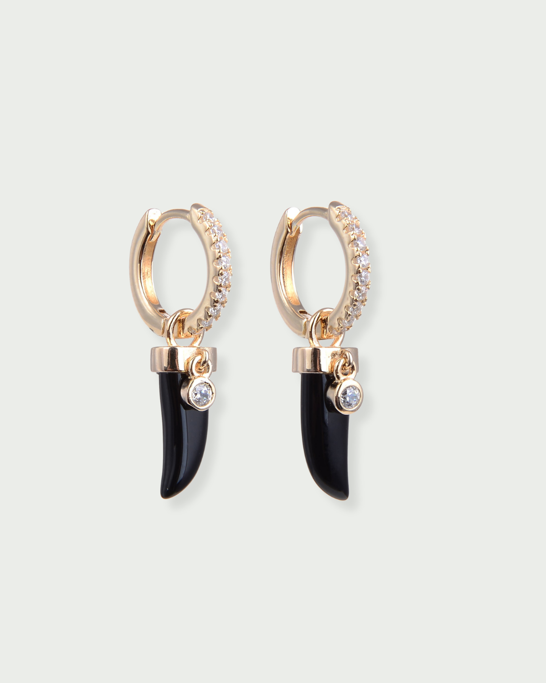 Boucles d’oreilles en argent 925 doré à l’or jaune, créoles serties avec pendentif corne en onyx, polissage haute brillance.