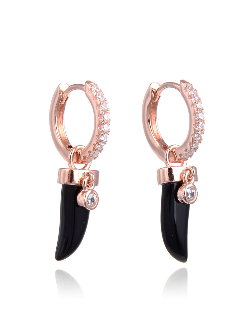 Boucles d’oreilles en argent 925 doré à l’or rose, créoles serties avec pendentif corne en onyx, polissage haute brillance.