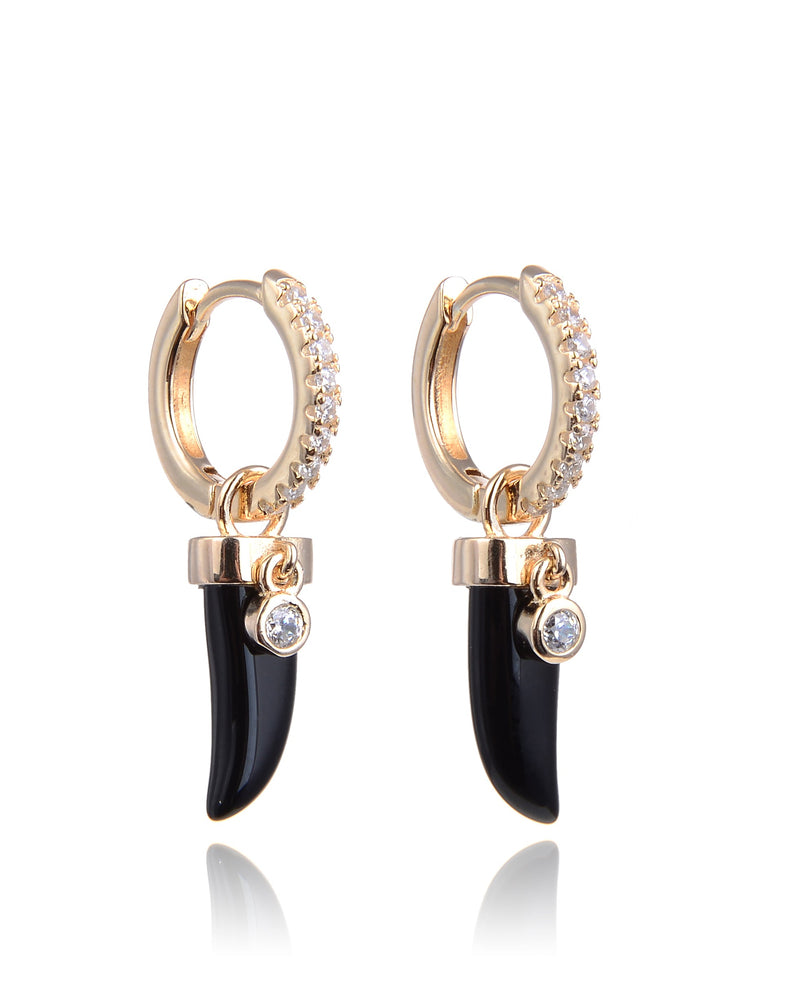 Boucles d’oreilles en argent 925 doré à l’or jaune, créoles serties avec pendentif corne en onyx, polissage haute brillance.