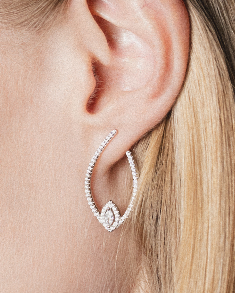 Boucles d’oreilles créoles « Goutte Fleur de Vie » en argent 925 rhodié, forme goutte revisitée avec motif floral en zirconiums taille marquise, finition polie brillante.