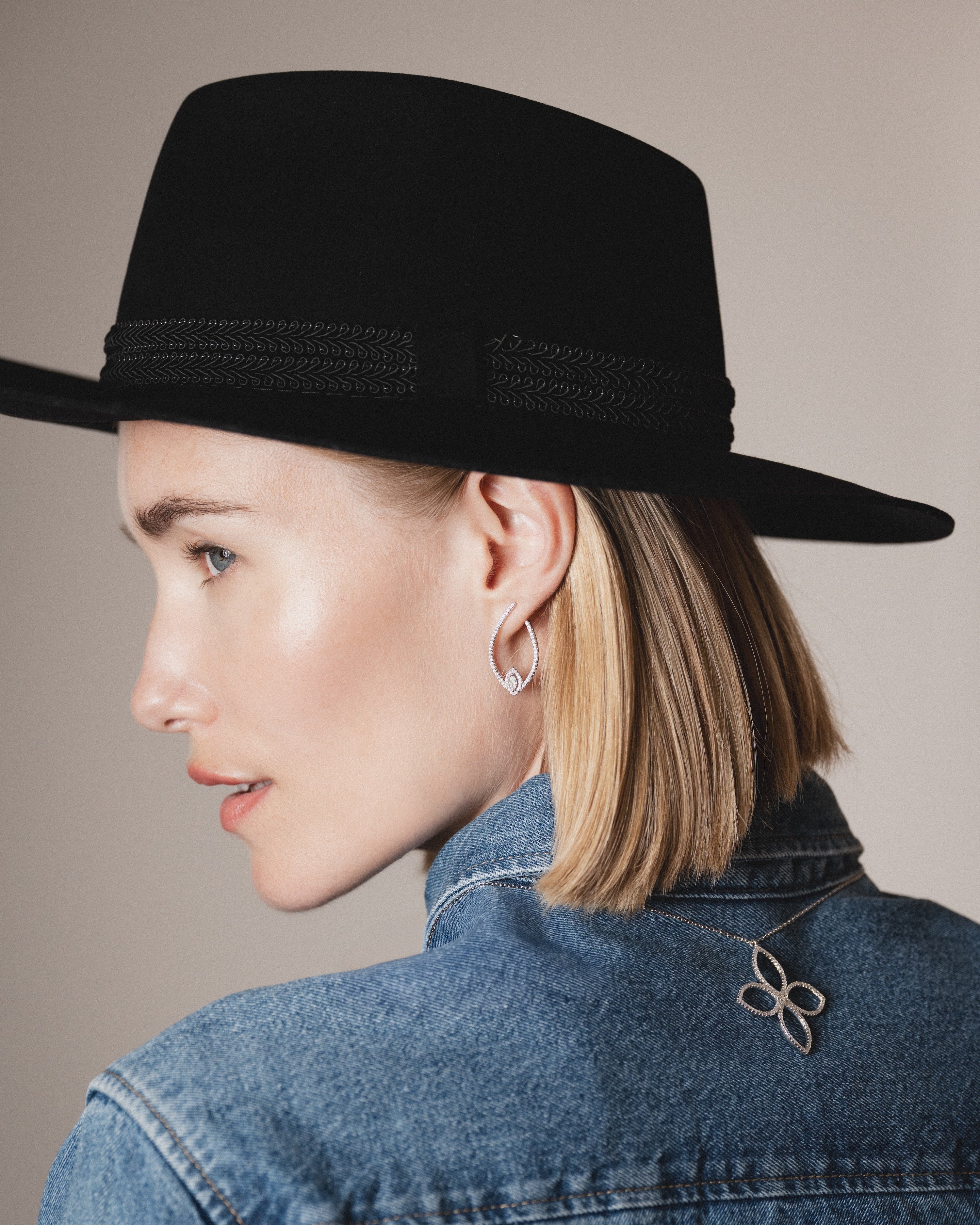 Boucles d’oreilles créoles « Goutte Fleur de Vie » en argent 925 rhodié, forme goutte revisitée avec motif floral en zirconiums taille marquise, finition polie brillante.