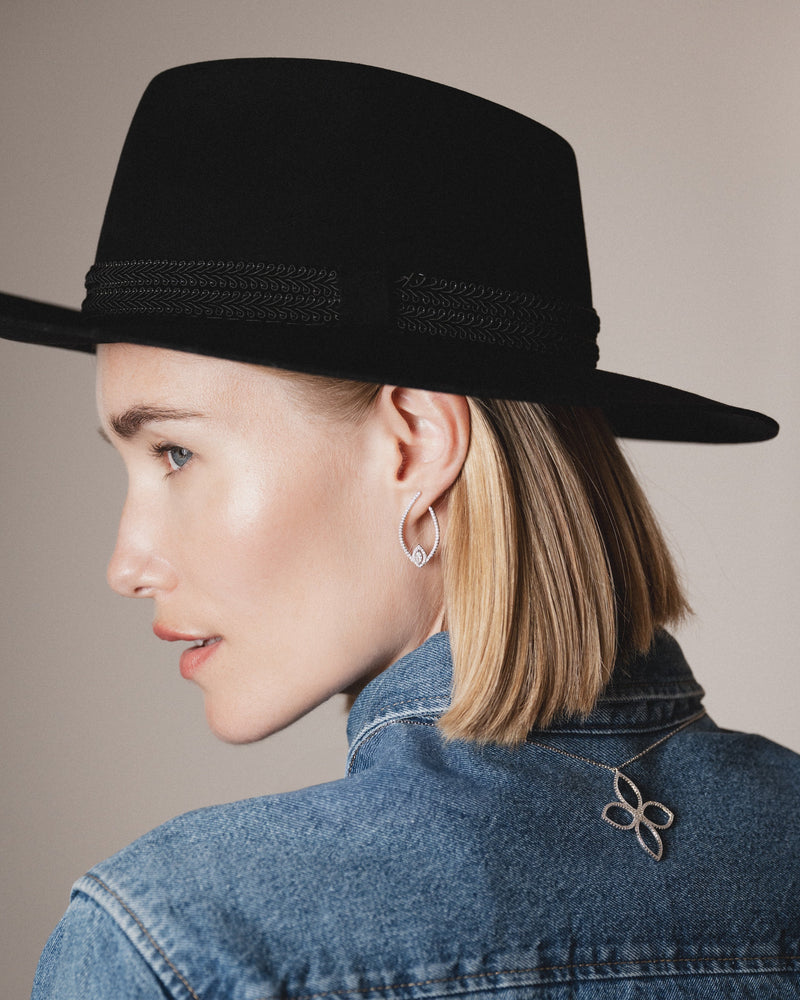 Boucles d’oreilles créoles « Goutte Fleur de Vie » en argent 925 rhodié, forme goutte revisitée avec motif floral en zirconiums taille marquise, finition polie brillante.