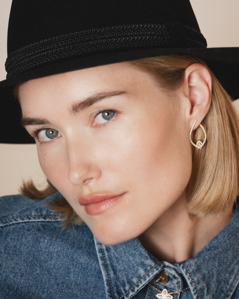 Boucles d’oreilles créoles « Goutte Fleur de Vie » en argent 925 rhodié, forme goutte revisitée avec motif floral en zirconiums taille marquise, finition polie brillante.