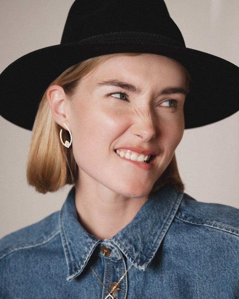 Boucles d’oreilles créoles « Goutte Fleur de Vie » en argent 925 doré à l’or jaune 18 carats, forme goutte revisitée avec une pierre taille marquise sublimée par un sertissage de zirconiums, finition polie brillante.