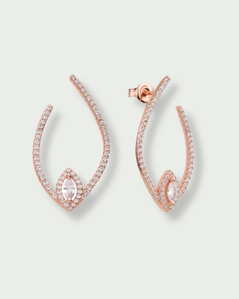 Boucles d’oreilles créoles « Goutte Fleur de Vie » en argent 925 doré à l’or rose 18 carats, forme goutte revisitée avec un motif floral en zirconiums taille marquise, finition polie brillante.