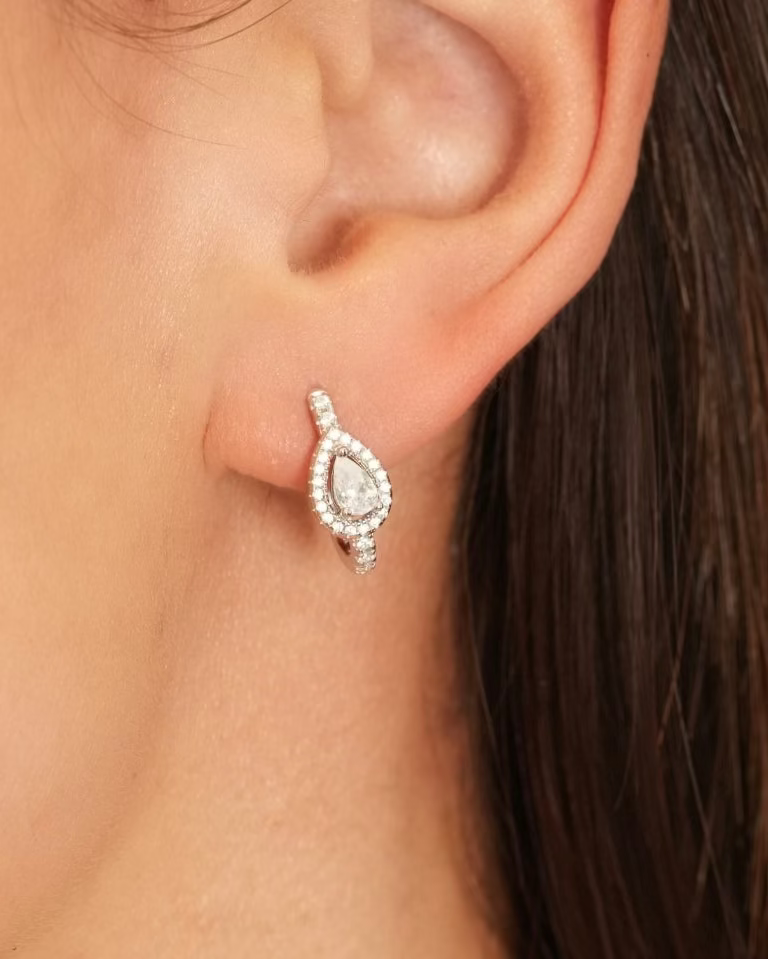Créoles en argent 925 rhodié avec zircon blanc taille poire et pavage, diamètre env. 12 mm.