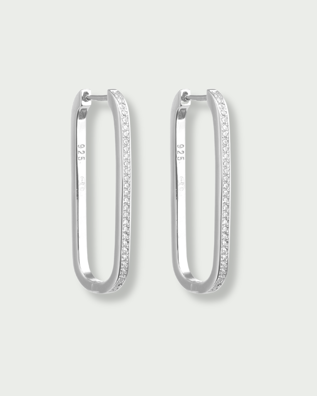 Créoles Longues Intemporel – Blanc en argent 925 rhodié, silhouette élancée et fluide au design épuré, finition polie brillante résistante à l’oxydation, fermoir sécurisé, conçues pour allonger le port de tête et illuminer le visage d’un éclat net et intemporel, du quotidien aux occasions les plus élégantes.
