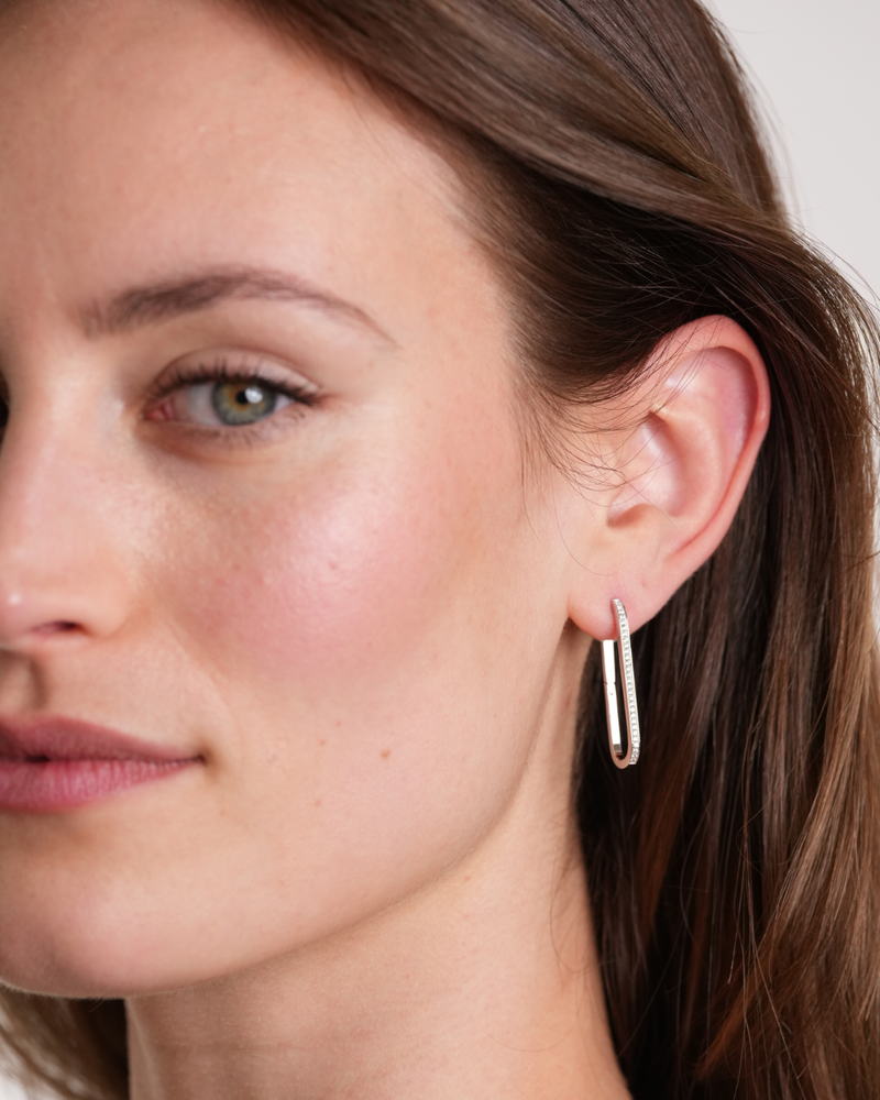 Créoles Longues Intemporel – Blanc en argent 925 rhodié, silhouette élancée et fluide au design épuré, finition polie brillante résistante à l’oxydation, fermoir sécurisé, conçues pour allonger le port de tête et illuminer le visage d’un éclat net et intemporel, du quotidien aux occasions les plus élégantes.
